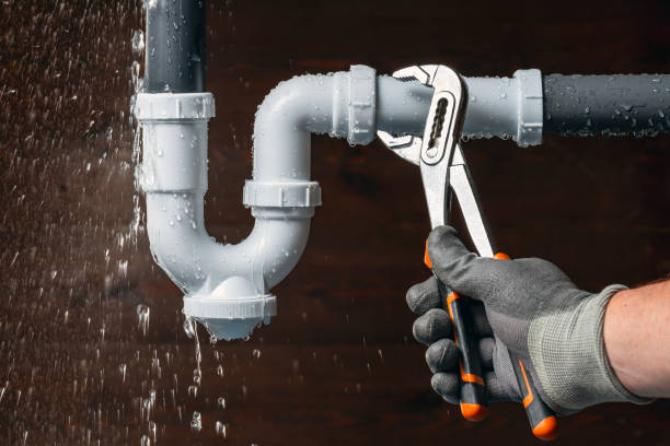 Professional Emergency Plumber technician working in Phoenix, MD